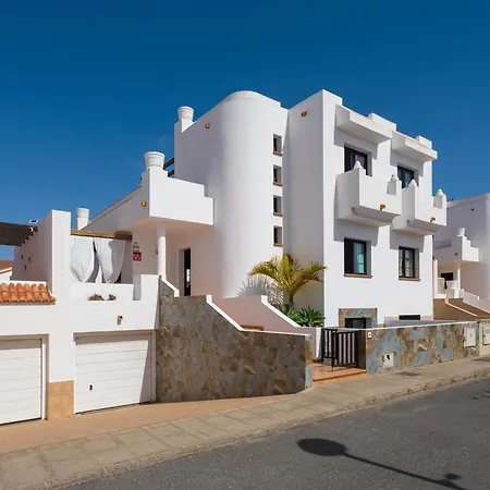 3-br, Villa, Private Pool, In The Heart Of Corralejo! 别墅 科拉雷侯
